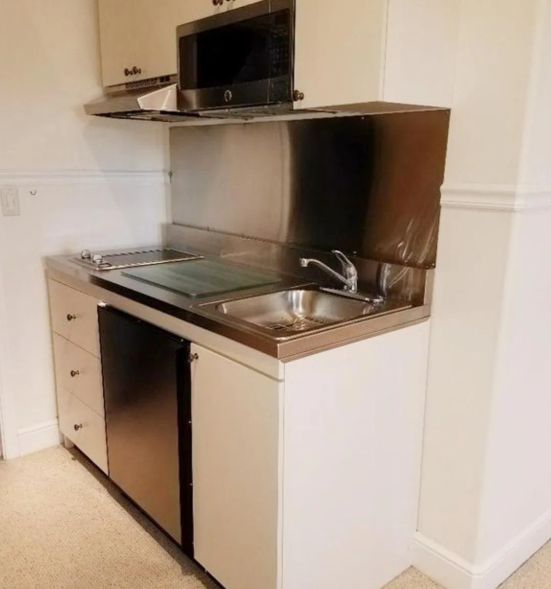 Studio, 425 sqft, $3,600 — Photo 4