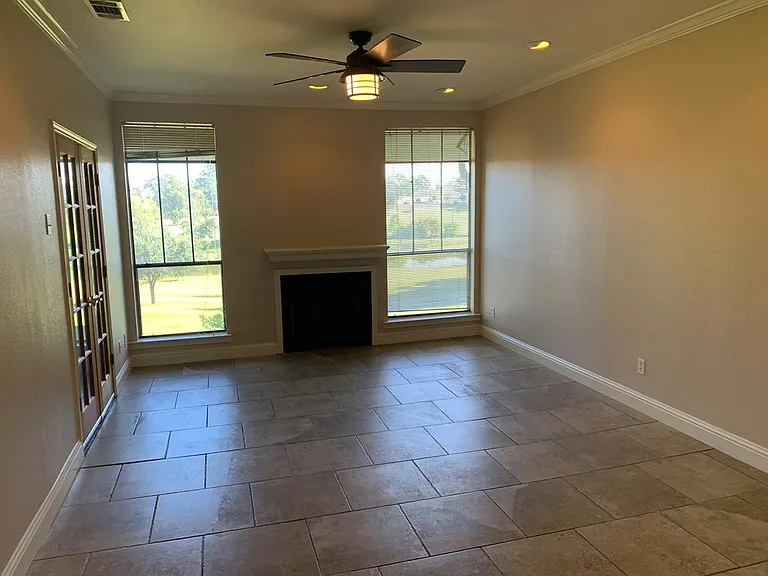 801 Country Club Cir — Photo 4