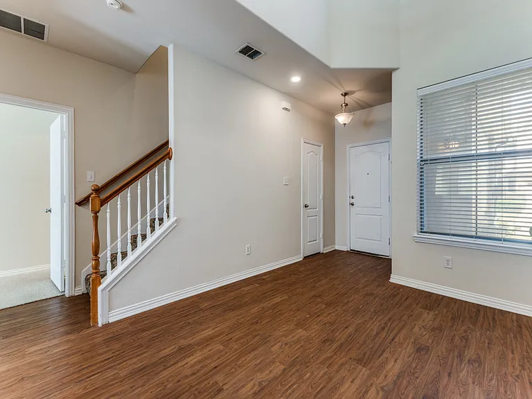 636 Gray Stone Ln — Photo 3