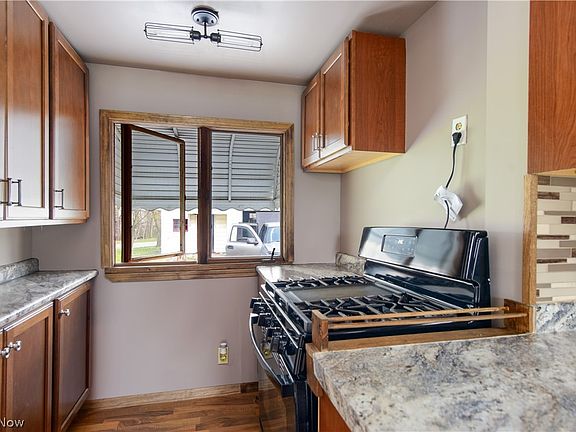 5th image of 233 Grant St