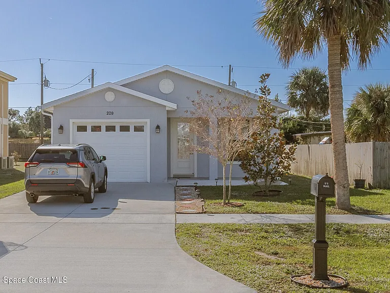 209 E Avenue B — Photo 1