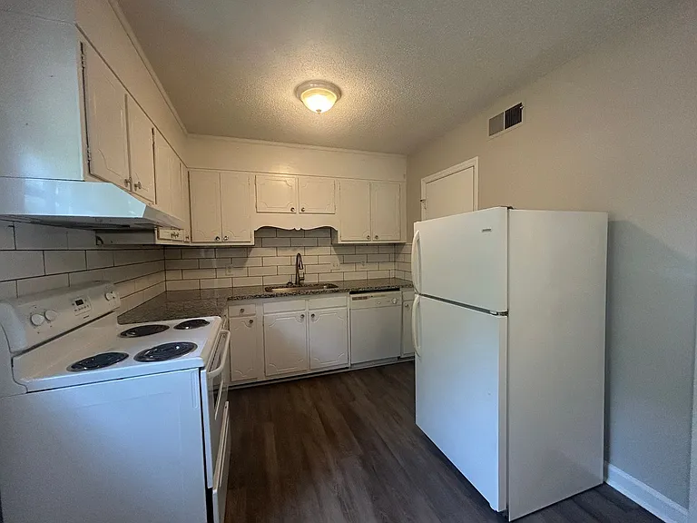 504 S Cherry St — Photo 6
