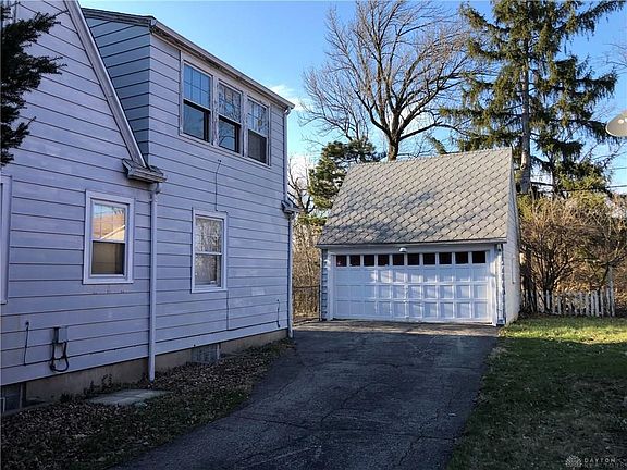 2nd image of 405 W Hillcrest Ave