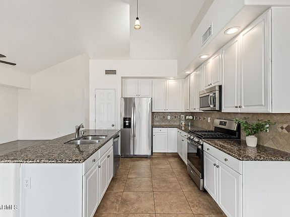 3rd image of 1002 W KELTON Lane