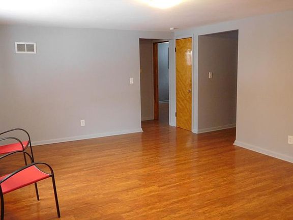 5th image of 390 Woodland Ave