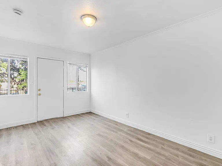 11901 S San Pedro St — Photo 8
