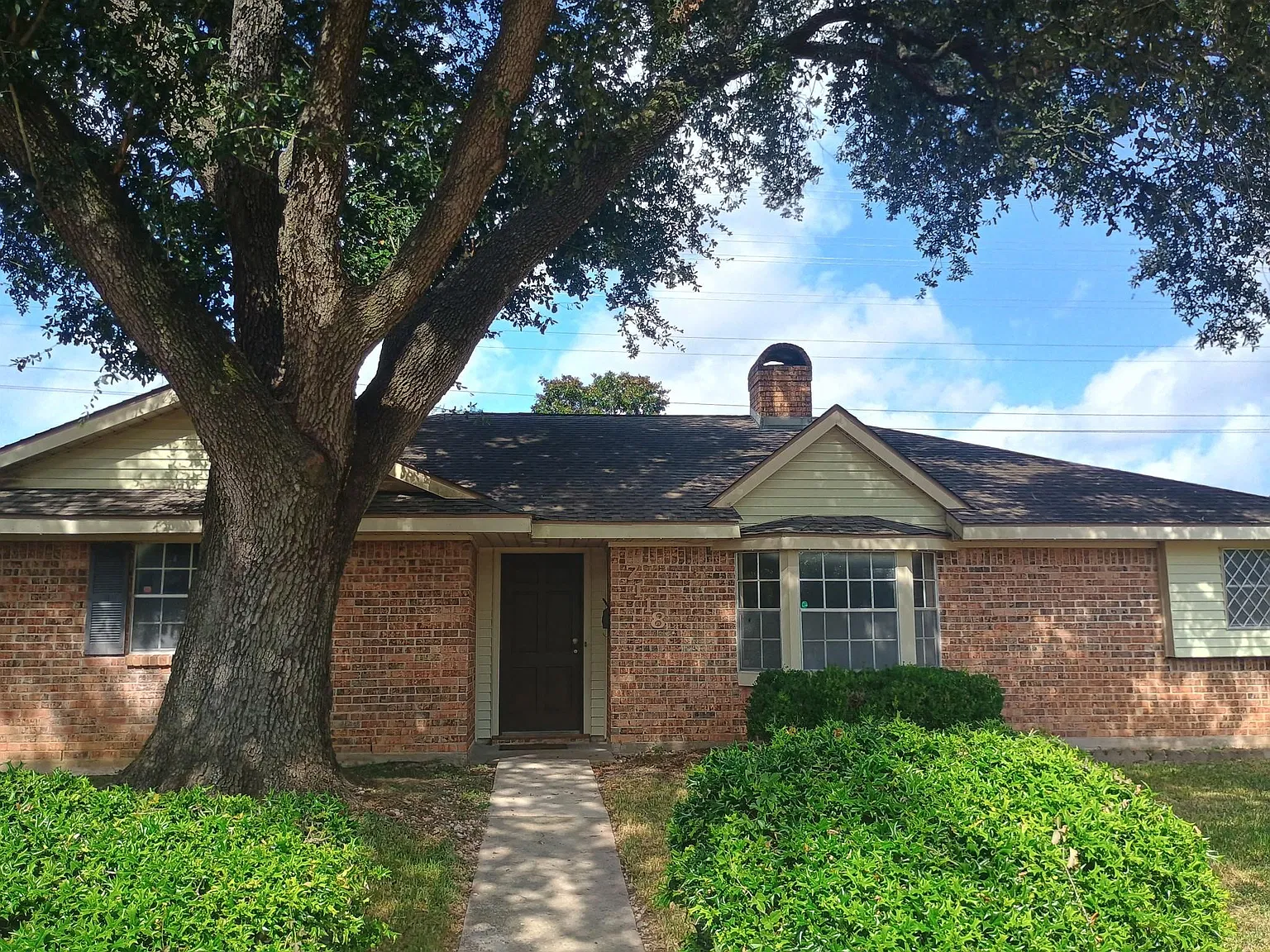 3 bed, 2.0 bath, 2005 sqft, $2,300 — Photo 1