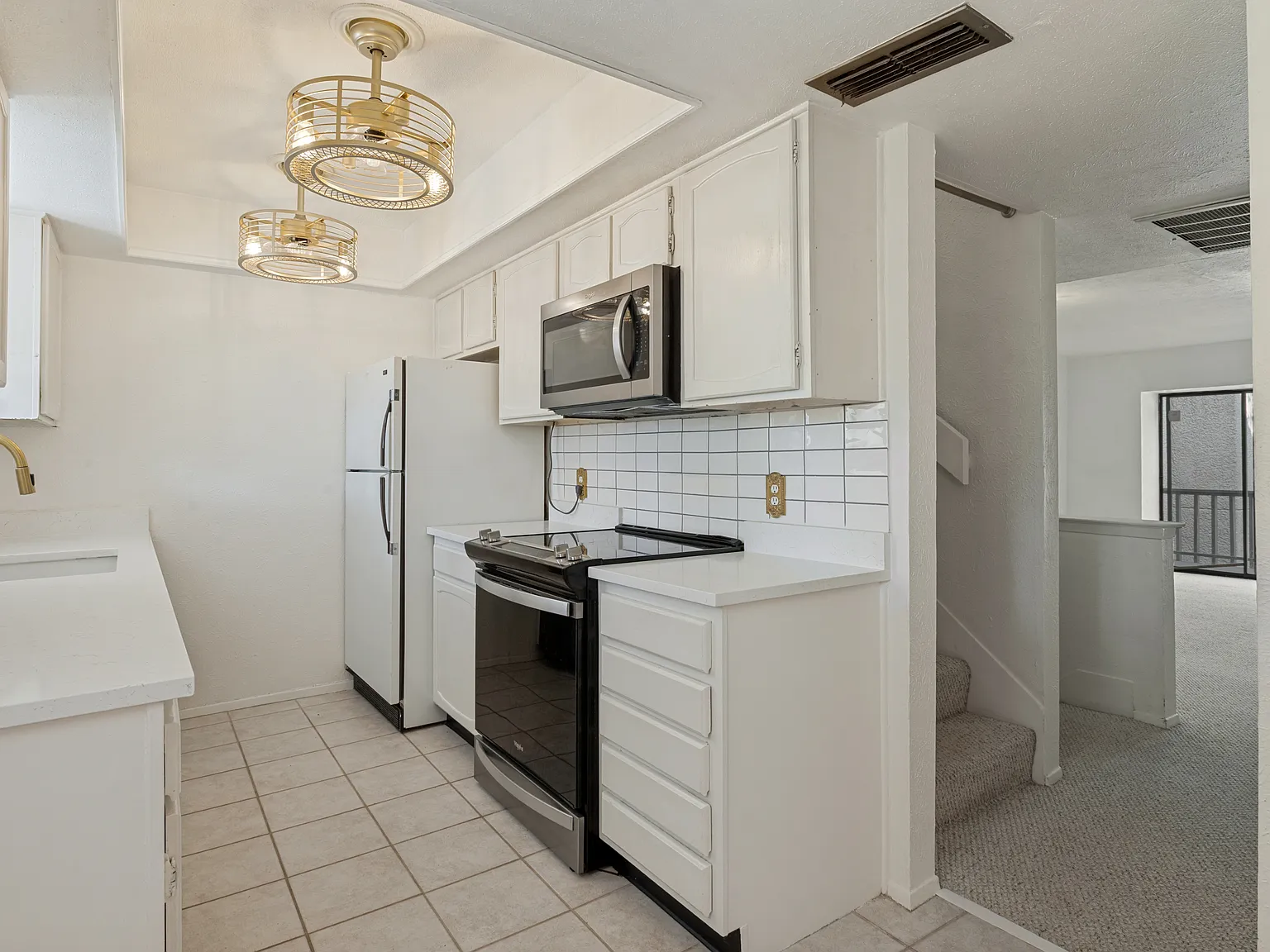3 bed, 1402 sqft, $2,400 — Photo 3