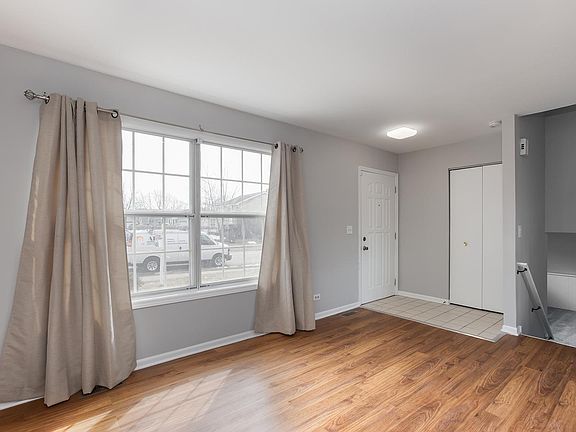2nd image of 884 Shorewood Dr