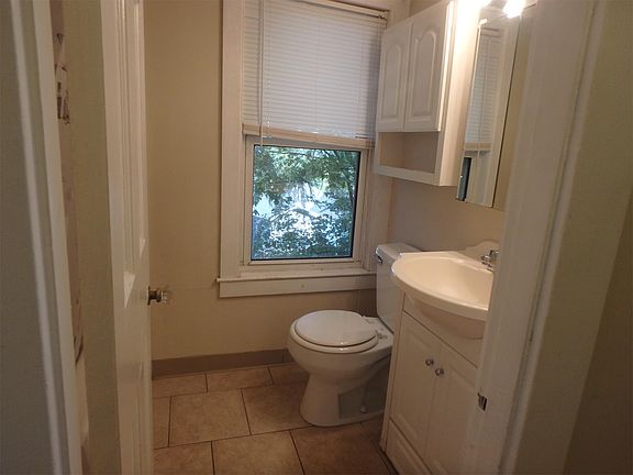 5th image of 18 Laurel Ave #9
