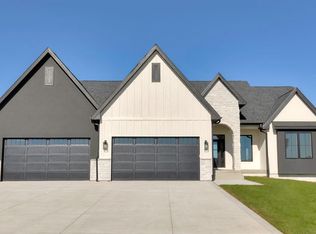 17227 Northview Dr, Urbandale, IA 50323