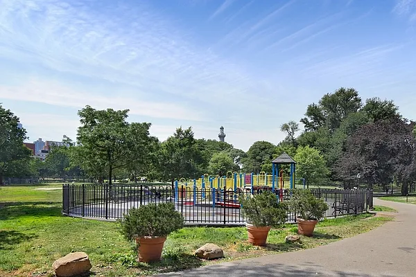 Rented by Red Apple Group | media 34