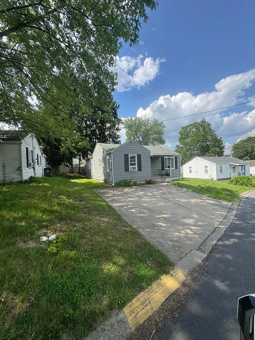 537 Milford St photo 1