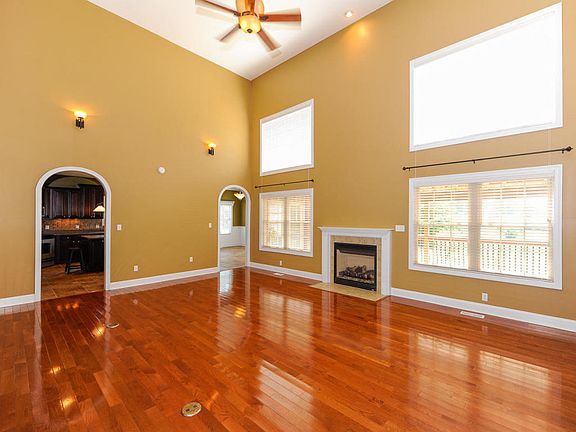 5th image of 3009 Larkspur Ln