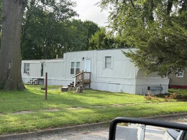 401 Main St #B, Henrietta, MO 64036