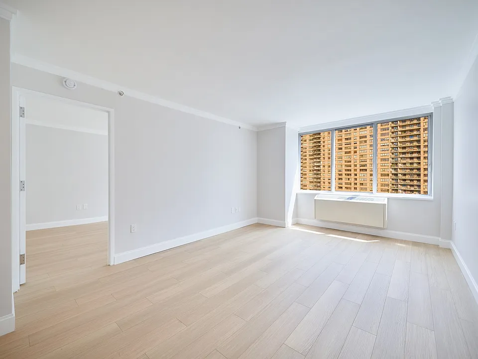 160 Riverside Blvd #15L