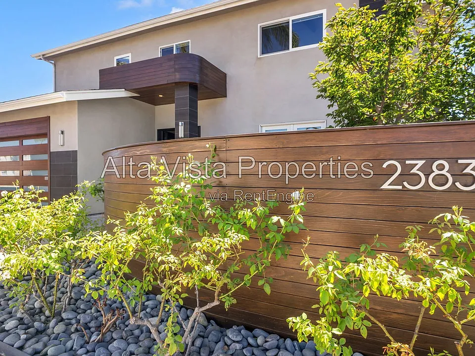 2383 La Marque St
