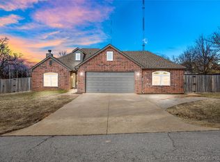 9461 Black Oak Ln, Sand Springs, OK 74063