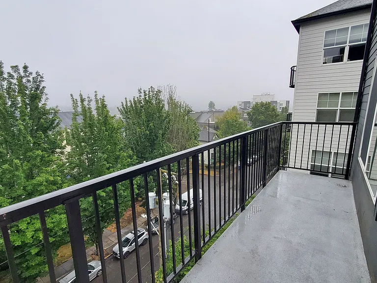 411 10th Ave — Photo 40