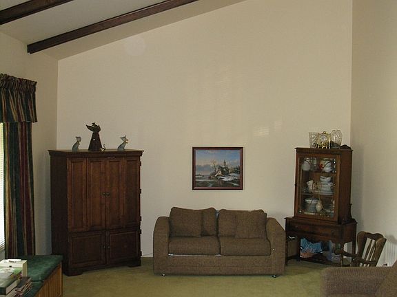 3rd image of 943 N Arrowhead Dr