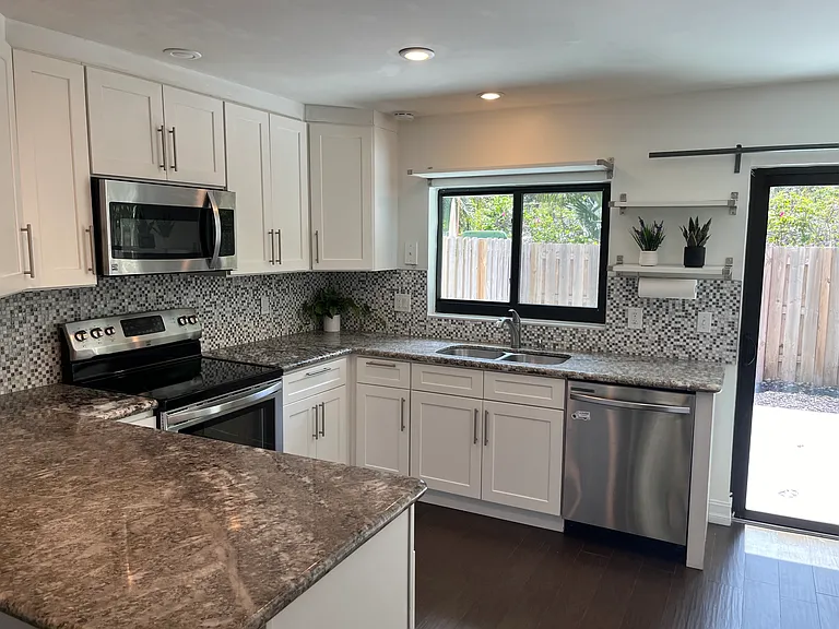 325 City View Dr — Photo 1
