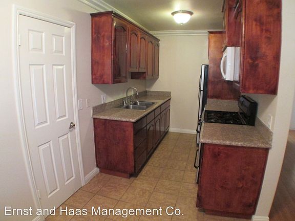3rd image of 4240 N Lakewood Blvd APT 9