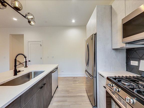 3rd image of 2553 W Hirsch St #2C
