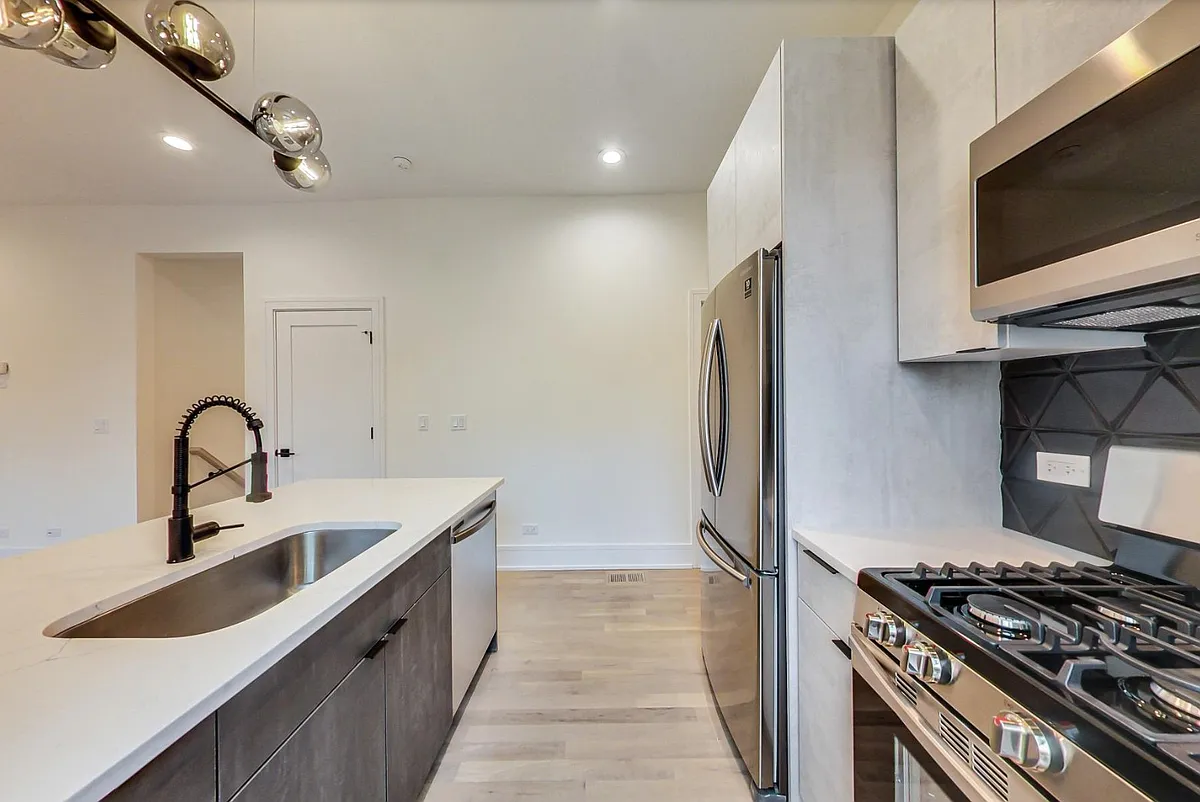 Building Photo - 2553 W Hirsch St #1C