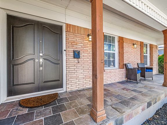 3rd image of 806 Knott Pl