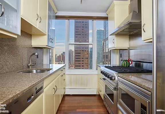 5th image of 117 E 57th St APT 32H