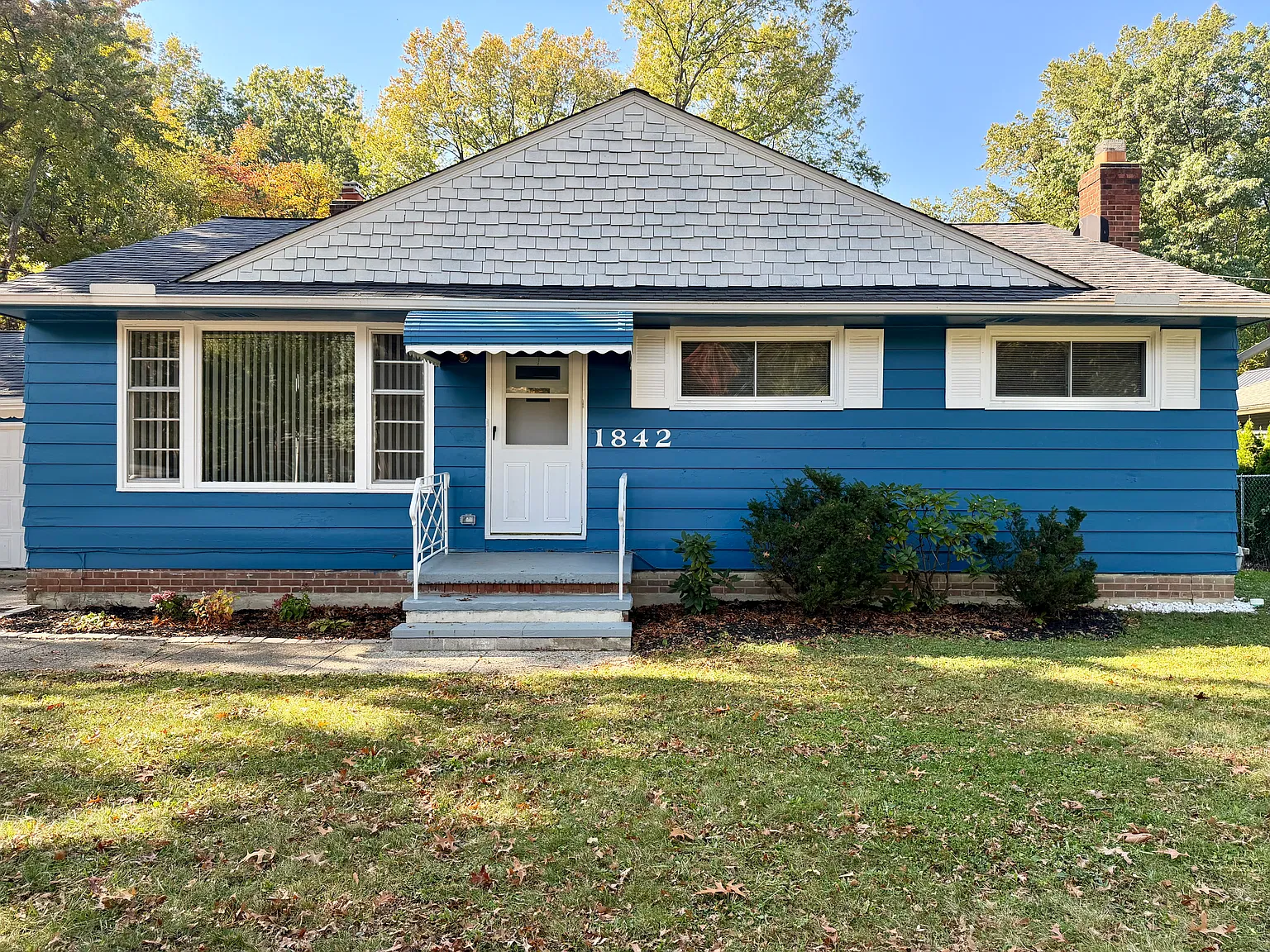 3 bed, 1.5 bath, 1930 sqft, $2,300 — Photo 1