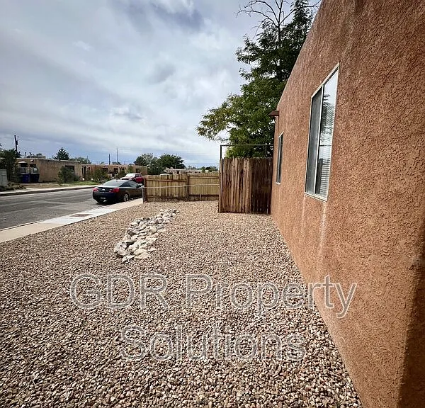 3529 Ross Ave SE — Photo 2