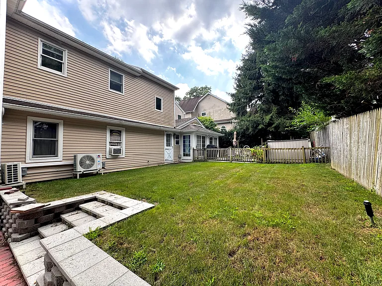 Brush Pl — Photo 22
