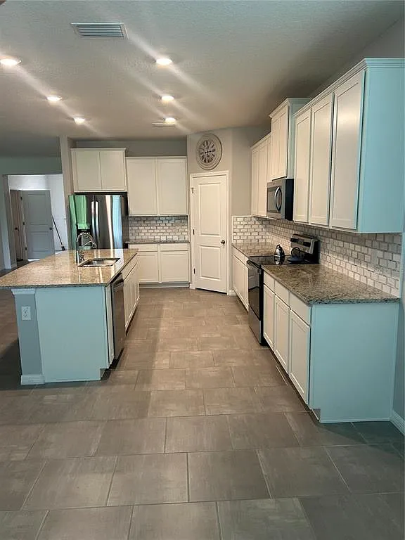 4 bed, 3.0 bath, 2528 sqft, $2,750 — Photo 3