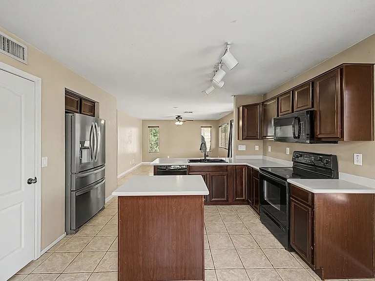 4809 W Valencia Dr — Photo 8