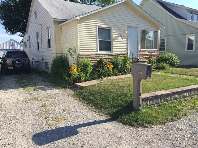 2943 Glenbroke St — Photo 2