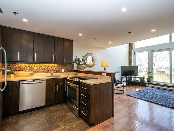 2nd image of 2128 Brunswick St #10