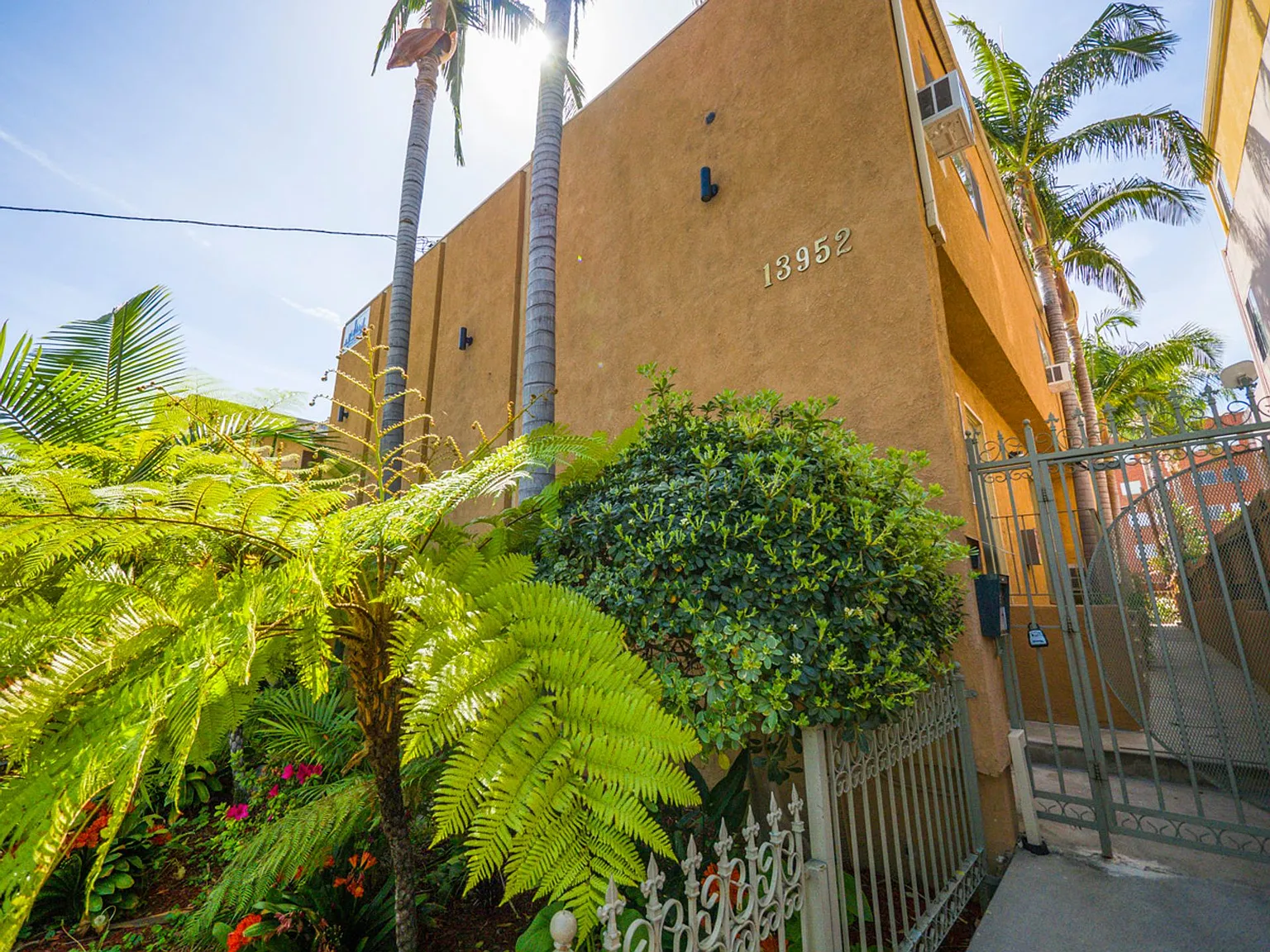 13952 Moorpark Ave — Photo 2