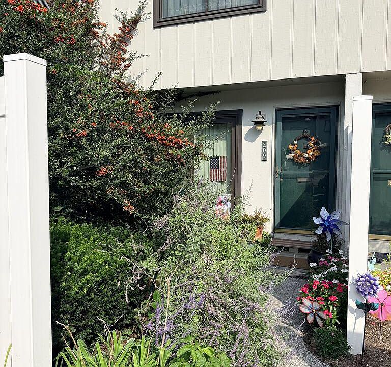 2nd image of 209 Summit House