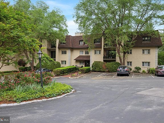 3rd image of 202 Summit Dr #B
