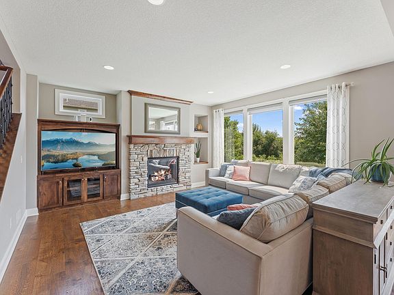 3rd image of 10 Crescent Ln