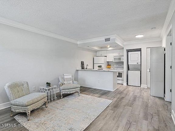 5th image of 100 FAIRWAY PARK Boulevard #203