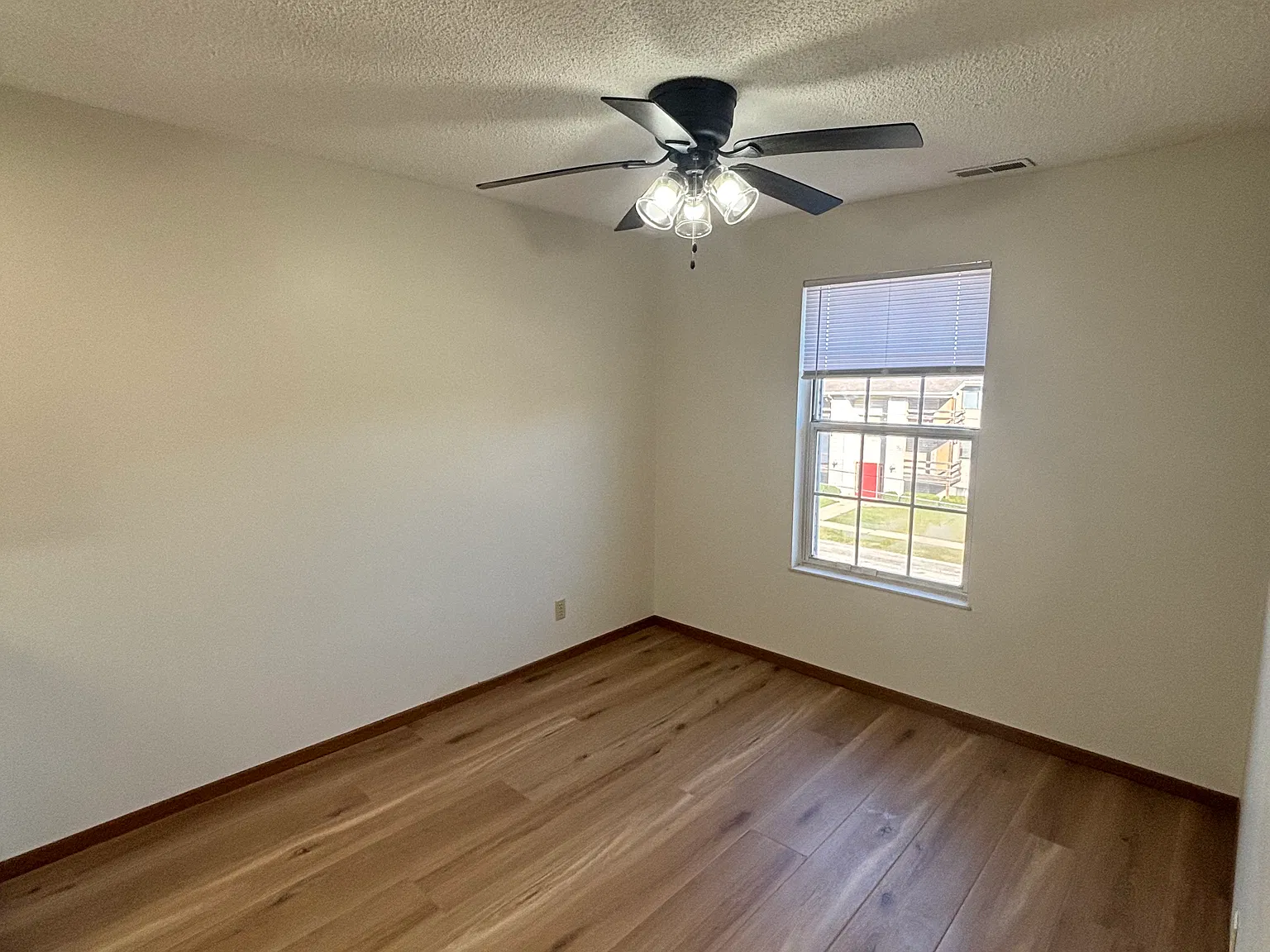 2 bed, 1.5 bath, 995 sqft, $1,050 — Photo 3