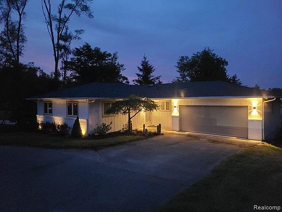 2nd image of 2691 S Hacker Rd