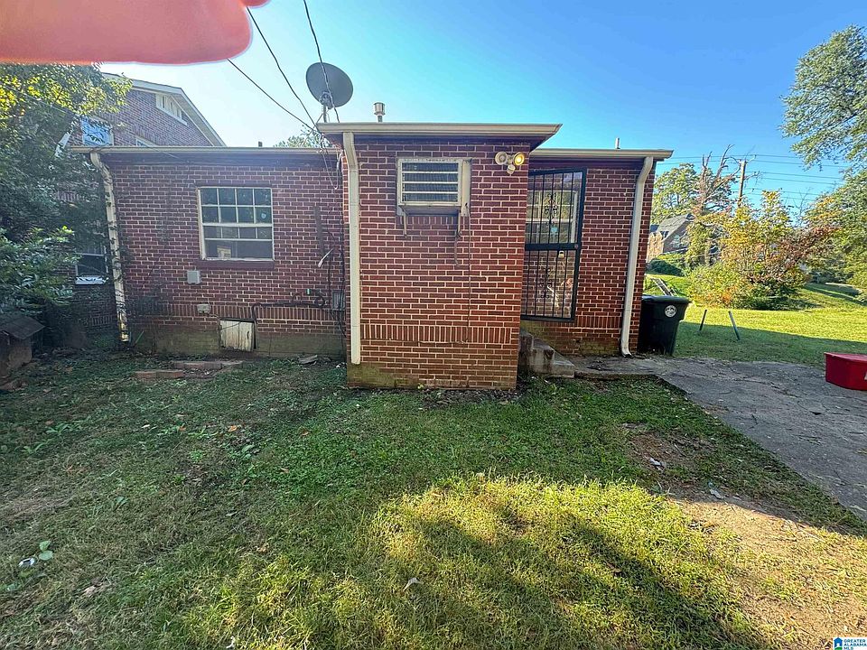 2nd image of 1508 Graymont Ave W