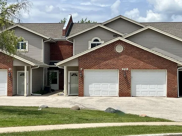 668 Westfield WAY #F, Pewaukee, WI 53072