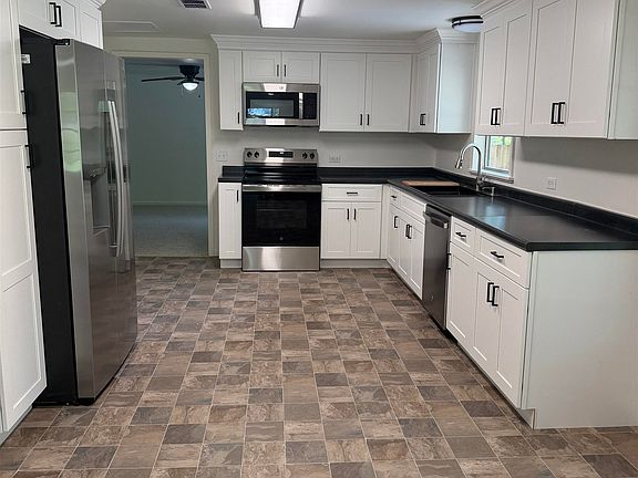 5th image of 210 E Doel Bean St