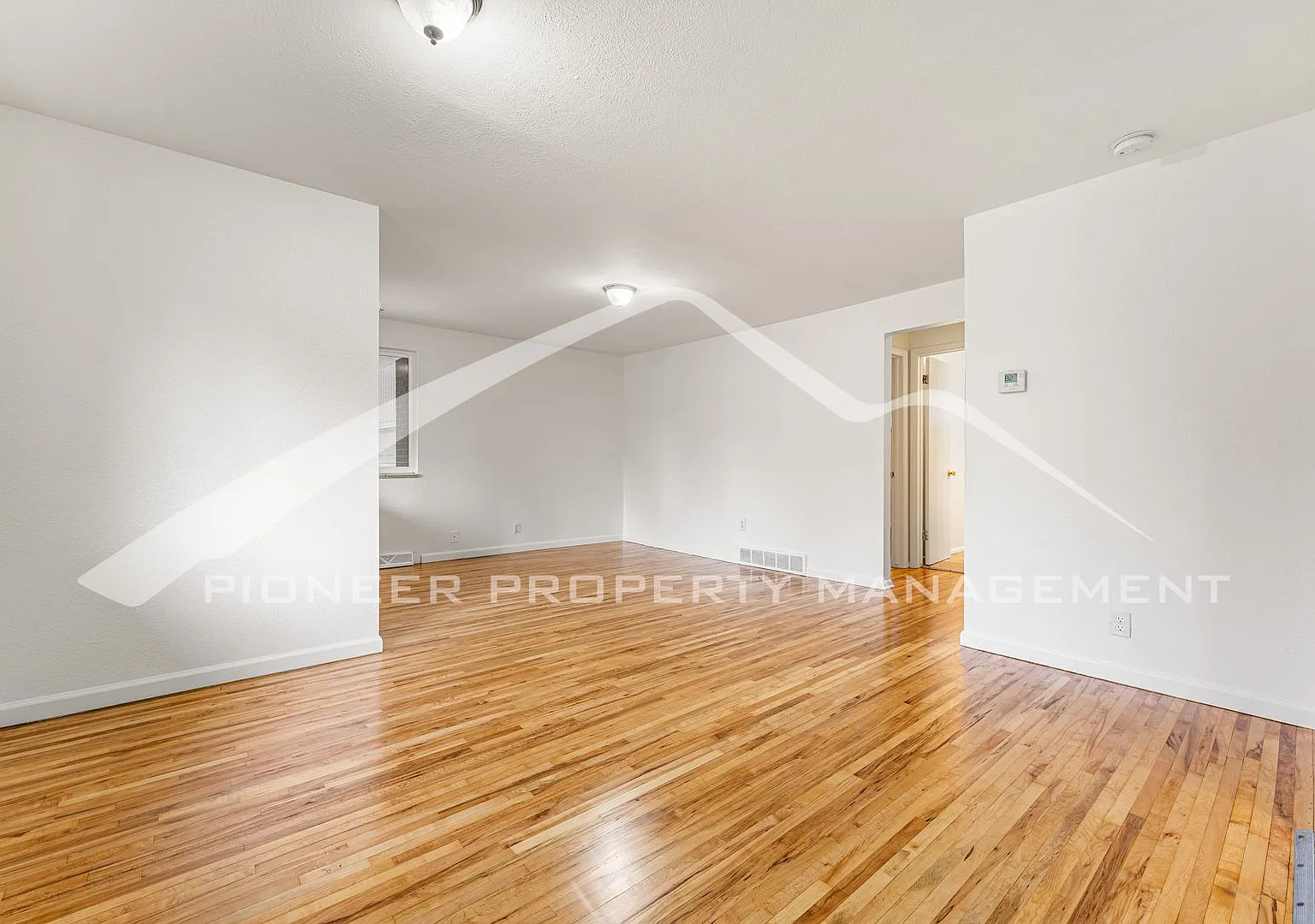 Spacious Half Duplex with 1 Car Garage and Yard — Photo 3