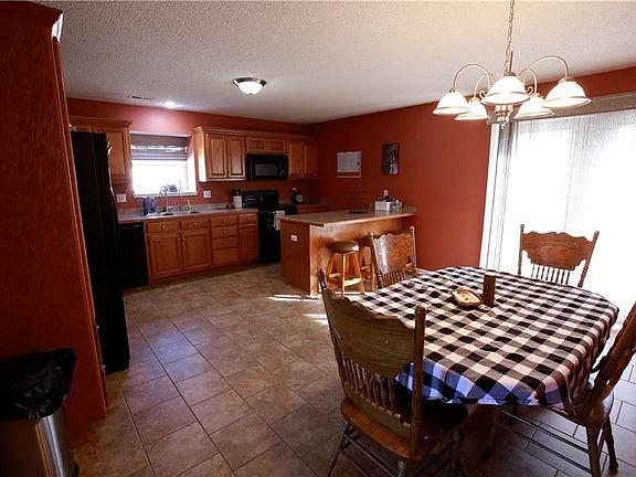 5th image of 734 Iron Horse Dr