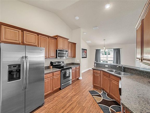 5th image of 601 River Fern Ln